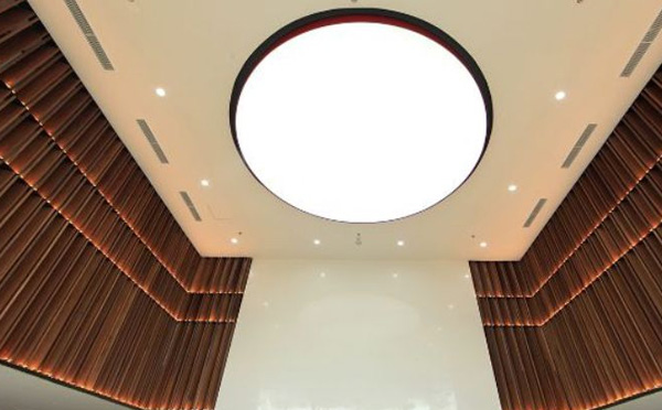 Nên sử dụng nẹp nhựa trần xuyên sáng nếu muốn tiết kiệm chi phí