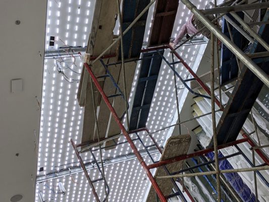 Thi công, lắp đặt trần xuyên sáng an toàn, thẩm mỹ