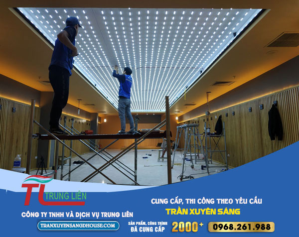 Thi công trần xuyên sáng tận nơi, đúng tiến độ