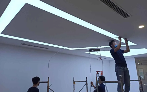 Lắp đặt trần xuyên sáng theo yêu cầu