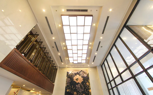 Lắp đặt trần xuyên sáng với vật tư chất lượng